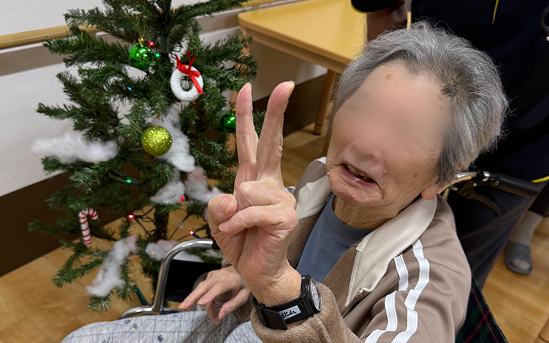 クリスマスツリーの飾りつけ