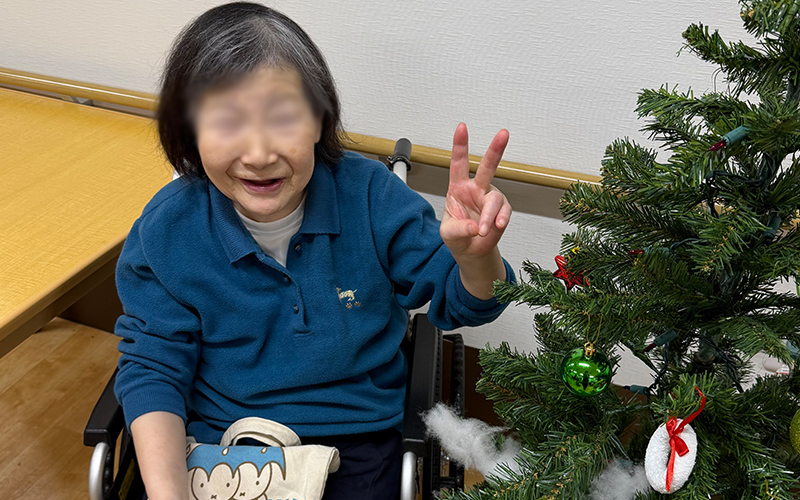 クリスマスツリーの飾りつけ