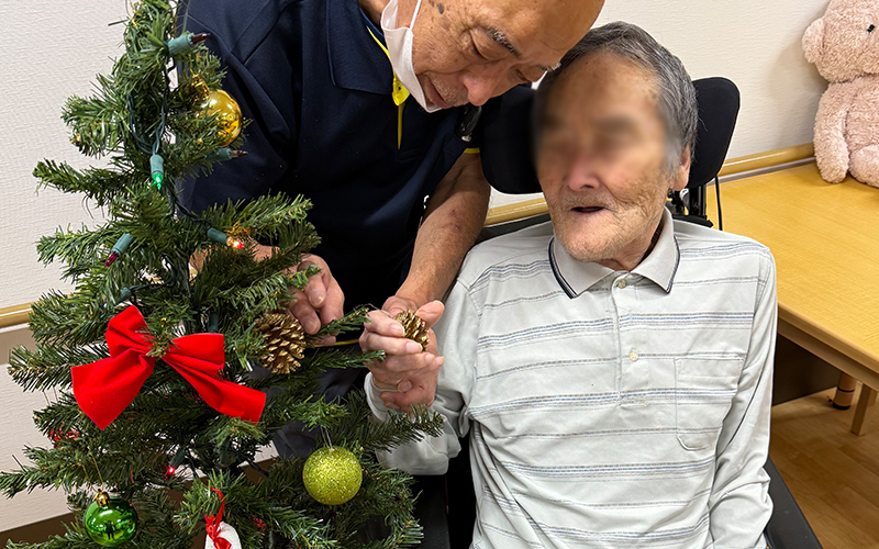 クリスマスツリーの飾りつけ