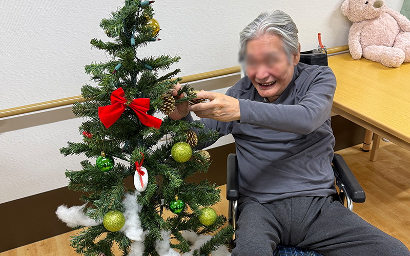 クリスマスツリーの飾りつけ