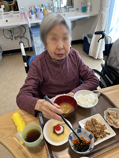 8月から12月生まれの方の誕生会をしました