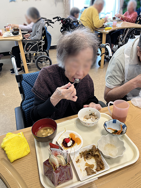 8月から12月生まれの方の誕生会をしました