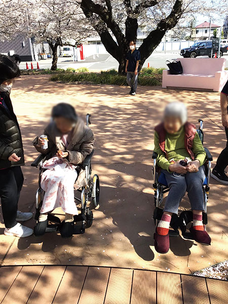 1号棟お花見に行きました。