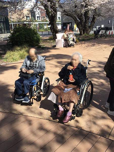 1号棟お花見に行きました。